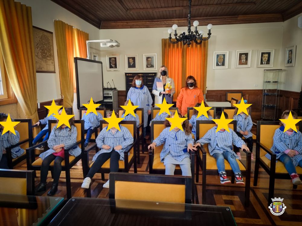 Crianças da Pré-Primária desejam votos de Boa Páscoa ao Executivo Municipal