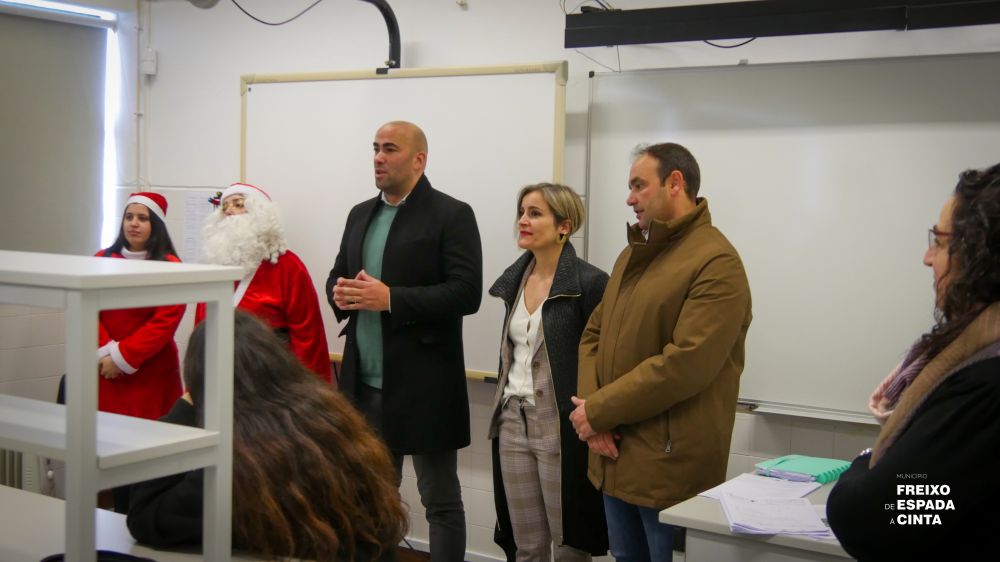 Executivo manifestou as Boas Festas e distribuiu lembranças de Natal pelas instituições educativas